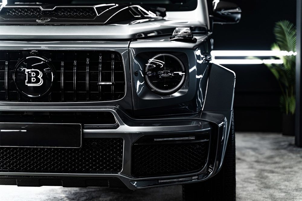 Решётка радиатора и фара с логотипом Brabus крупным планом