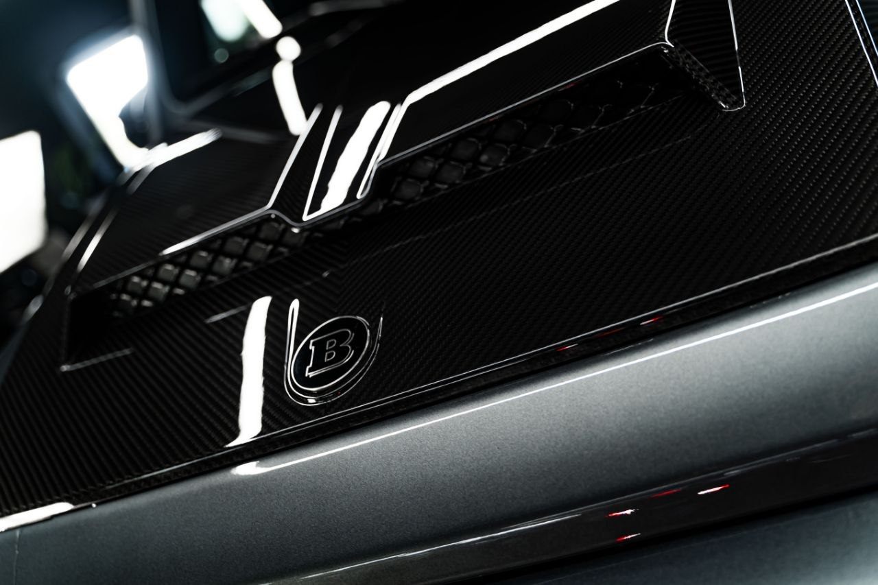 Карбоновый элемент кузова с логотипом Brabus